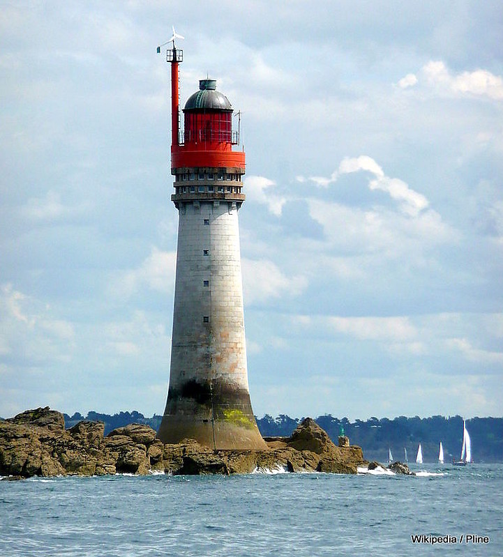 Brittany / Saint Malo / Phare du Grand Jardin (2) (Leading Light Front)
She's the front light of 2 Saint Malo ranges at Chenal de la Grande Porte.
Built in 1949, she replaced a nearly simular light from 1868, blown up in 1944 by the Germans.
Keywords: Brittany;Saint Malo;English channel;France