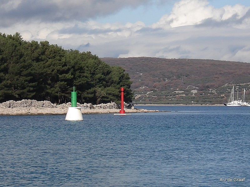 Krk Island / Punat / Entrance Punat Bay light
Green E 2880, the first one of 3.
Red is without light.
Keywords: Croatia;Adriatic sea;Krk