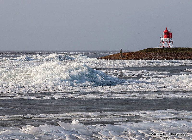 IJsselmeer / Friesland / Stavoren / Noorderhoofd Lightstand
N-W wind made broken ice into ice-dunes.
Keywords: IJsselmeer;Stavoren;Friesland;Netherlands;Winter