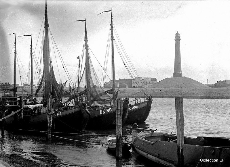 IJmuiden High Light / Leading Light Rear
With fishing "Botters" from Urk.
Picture believed to be made shortly before WW II
Keywords: Ijmuiden;Netherlands;North sea;Historic