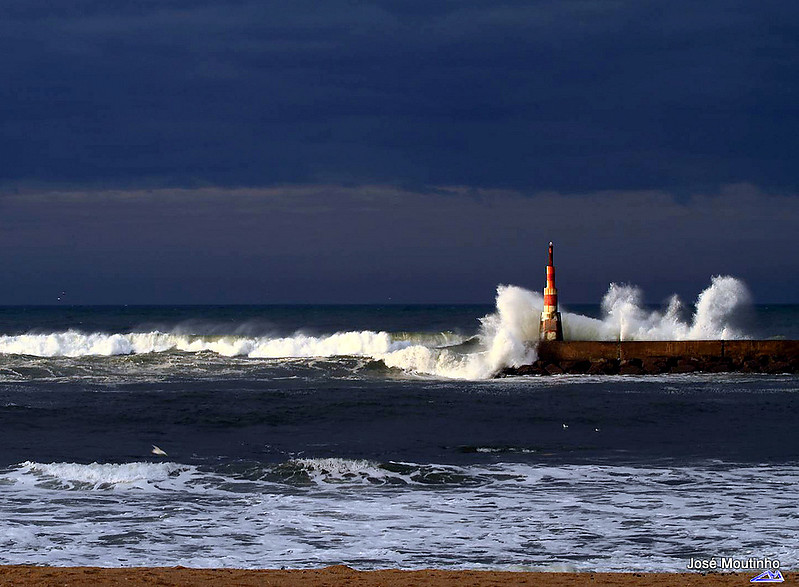 Costa Verde / South of Porto / Praia da Aguda / South Breakwaterhead Light
Keywords: Porto;Portugal;Atlantic ocean;Storm