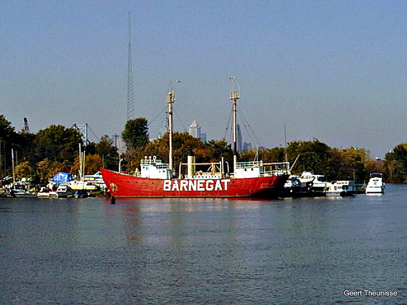 New Jersey / Camden / Lightship 79 (LV-79 / WAL 506) Barnegat
At this picture she's is at her birthplace, build at Camden in 1904, decommissioned 03-03-1967.
Behind her one can see the Philadelphia skyline.
Keywords: New Jersey;Lightship;United States;Camden