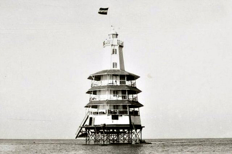 Den Bril Lighthouse (now Karang Takarewataya lighthouse)
Info: [url=http://javapost.nl/2012/05/07/licht-in-de-duisternis/]Java Post[/url]
75 miles S-W southern point Sulawesi (Celebes)
Keywords: Java Sea;Indonesia;Offshore;Historic