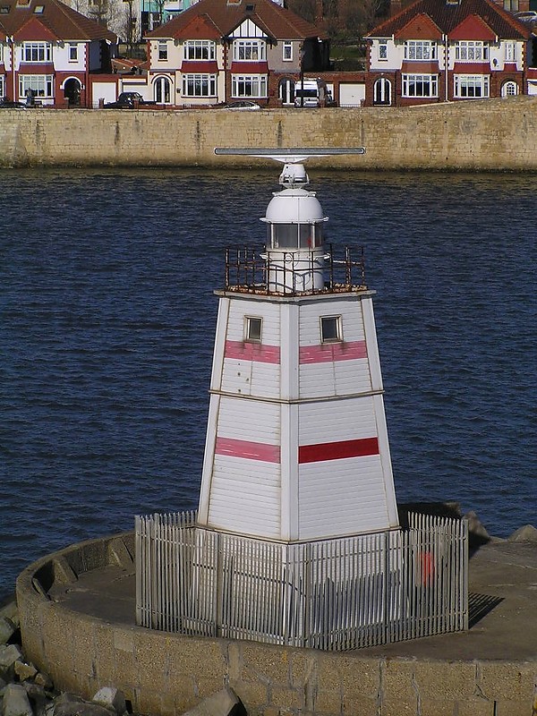 HARTLEPOOL - Victoria Harbour - Old Pier - Head lighthouse
Keywords: England;United Kingdom;Hartlepool;North sea
