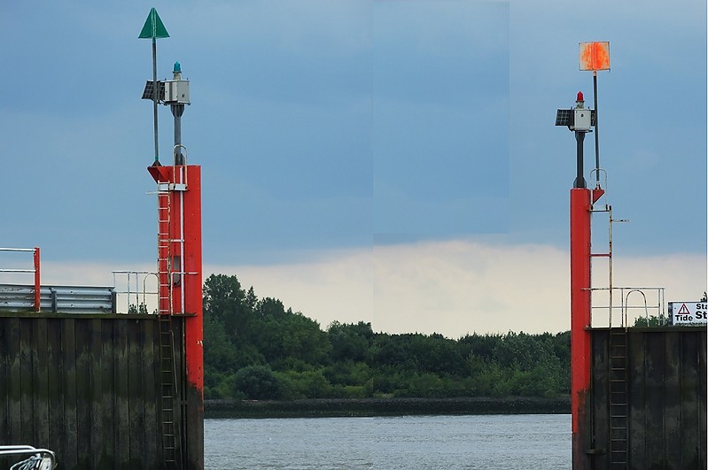 ELBE - Wedel - Yacht Harbour - W Entrance lights
Keywords: Elbe;Germany;Hamburg