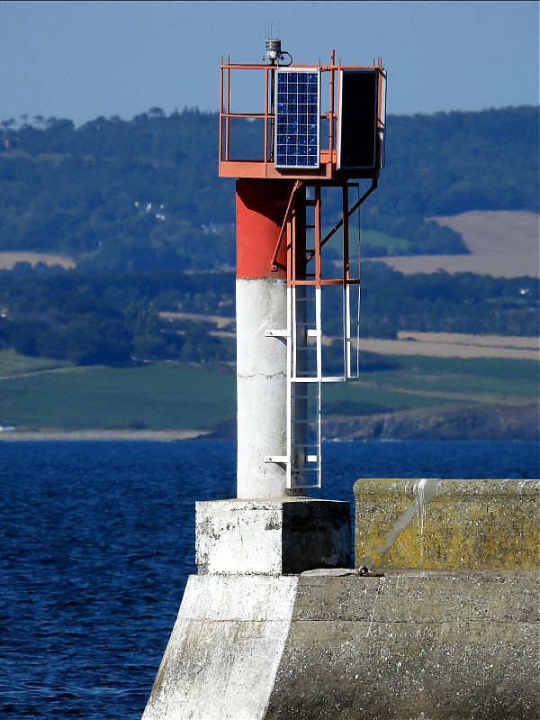 DOUARNENEZ - Bassin Nord - S Mole - Head light
Keywords: Brittany;France;Finistere;Bay of Biscay