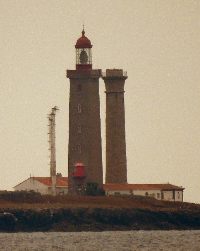 BAIE DE BOURGNEUF - Île du Pilier Lighthouse  (new - left, old - right)
Keywords: France;Bay of Biscay;Pays de la Loire
