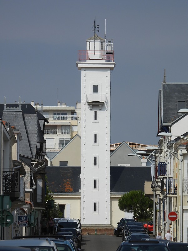 LES SABLES-D'OLONNE - Passe du SW Ldg Lts - Rear - La Potence Lighthouse
Keywords: France;Bay of Biscay;Pays de la Loire;Les Sables-d-Olonne