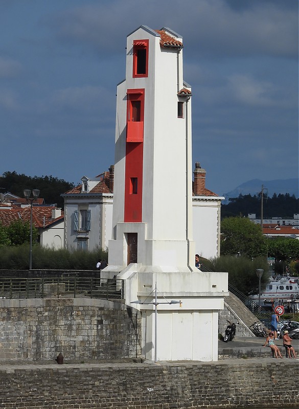 SAINT-JEAN-DE-LUZ - Entrance Ldg Lts - E Jetty - Front lighthouse
Keywords: Nouvelle-Aquitaine;France;Bay of Biscay