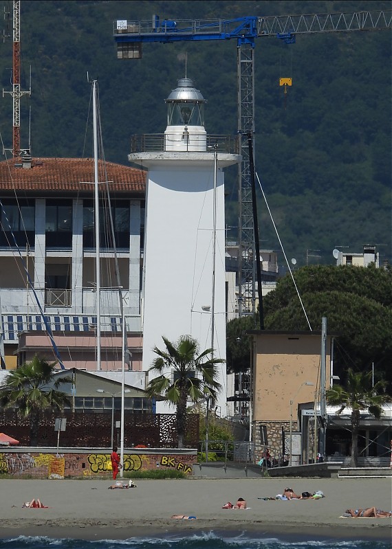 MARINA DI CARRARA - Molo di Ponente - Banchina Chiesa - Root Lighthouse
Keywords: Italy;Mediterranean sea;Livorno