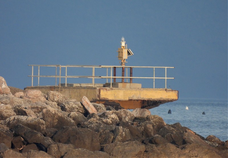PIOMBINO - Torre del Sale - Northern Dolphin light
Keywords: Piombino;Tyrrhenian Sea;Italy;Offshore