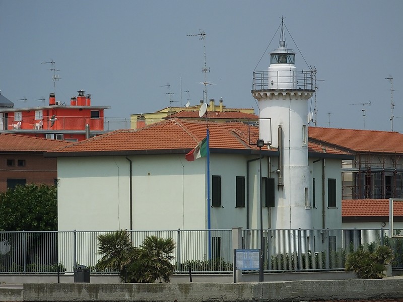 PORTO GARIBALDI - N Mole - Near Root Lighthouse
Keywords: Italy;Adriatic sea;Porto Garibaldi