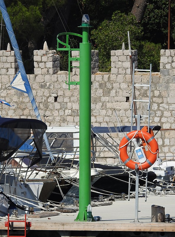 DUBROVNIK/RAGUSA - Gruž Harbour - Uvala Batala Pier - Head light
Keywords: Adriatic sea;Dubrovnik;Croatia