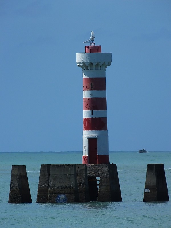 MACEIÓ - Ponta Verde lighthouse
Keywords: Brazil;Atlantic ocean;Alagoas;Maceio;Offshore