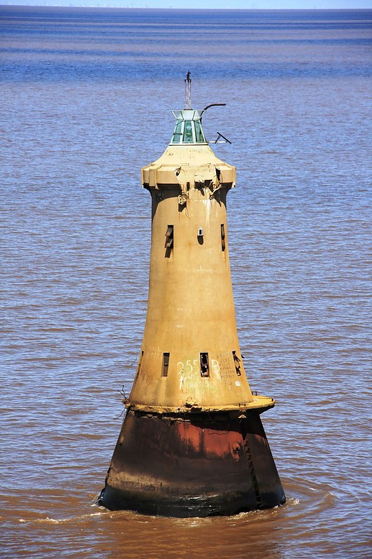 RIO DE LA PLATA - Piedra Diamante light Km 70.2
According to Russ Rowlett: Under a 1973 treaty, this lighthouse stands in "shared waters," where Argentina and Uruguay share jurisdiction. The treaty provides that both countries may build and maintain navigational aids in shared waters. Argentina maintains navigational aids in this area, very close to the coast of Uruguay, because the shipping channel leads to Argentine ports on the Río Uruguay and Río Paran?. Uruguay owns the economic rights to the seabed under the lighthouse, and if future sedimentation should bring the shoal to the surface the resulting island would be Uruguayan territory.
Keywords: Uruguay;Rio de la Plata;Offshore