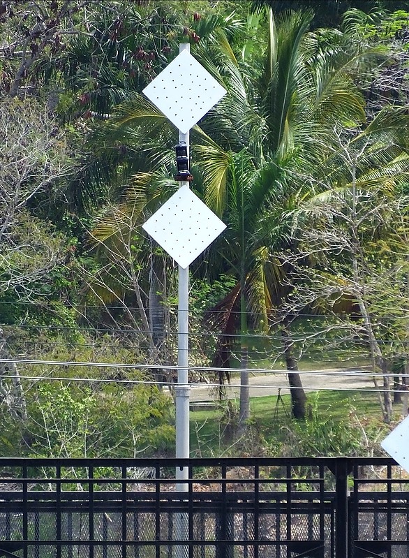 LA ROMANA - Lts in line Rear - Road Bridge
Keywords: Dominican Republic;La Romana;Caribbean sea