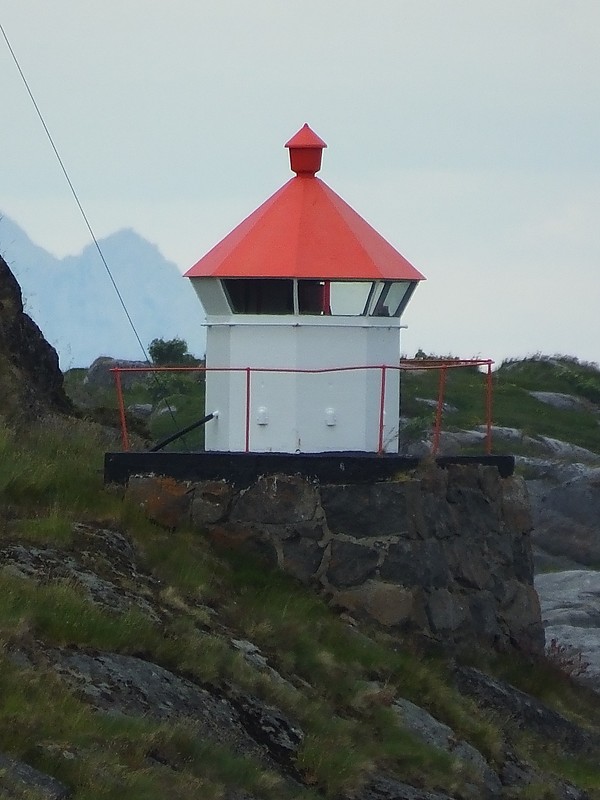 SAUØY - SW Point light
Keywords: Henningsvaer;Lofoten;Vestfjord;Norway;Norwegian sea