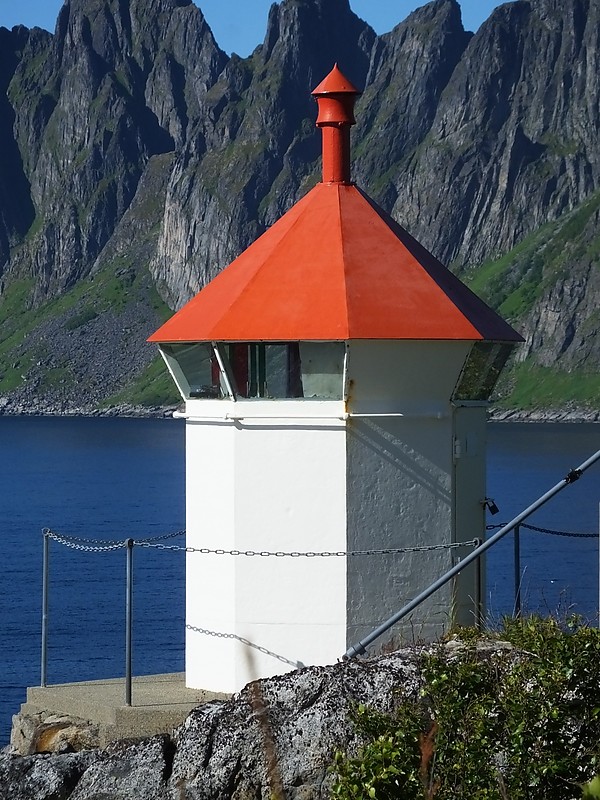 SENJA - NW Side - Ersfjorden - Tungeneset light
Keywords: Norway;Norwegian sea;Senja island