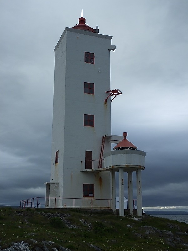 BARENTS SEA - Kjølnes Lighthouse
Small tower is Lower Kjølnes light - ARLHS NOR-433; NF-9633.1
Occulting, 6s, 113.4-135.6 red, 135.6-320.3 white, 320.3-328.3 green, 328.3-113.4 no light (white 10 nm, red 8 nm, green 7 nm)
Keywords: Norway;Barents sea;Berlevag
