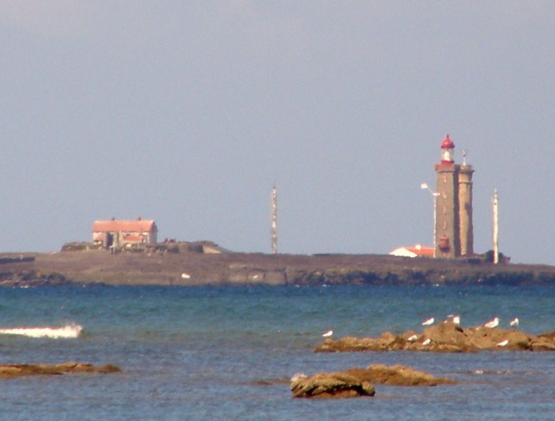 Noirmoutier / Phare de ile de Pilier new (front) and old (behind)
Keywords: Noirmoutier;France;Bay of Biscay