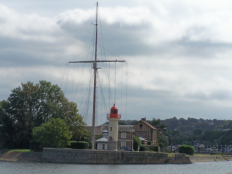 Honfleur Jetee est lighthouse
Left mast - Fixed point and SS
Keywords: France;Seine;Honfleur