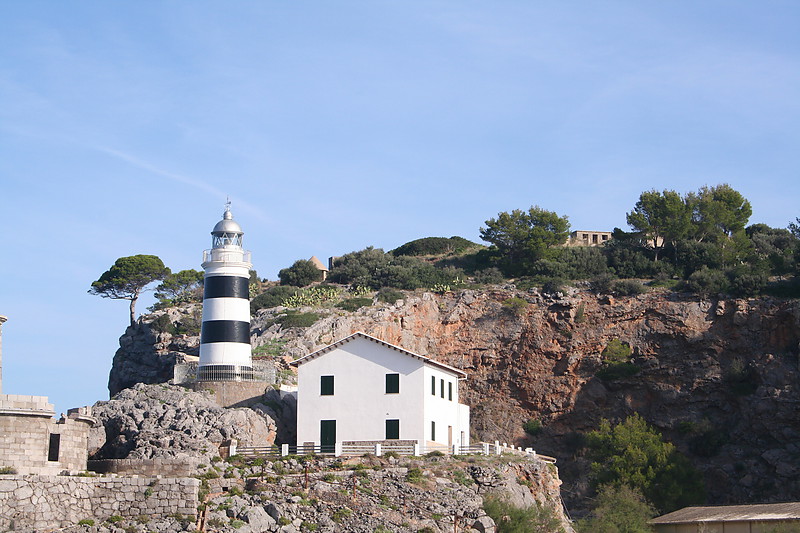Mallorca / Port de Soller / Sa Creu lighthouse
This is the lighthouse of the small navalbase at Port de Soller on the Isle of Mallorca.
Also known as Punta de la Cruz
Keywords: Spain;Palma de Mallorca;Port de Soller;Mediterranean sea
