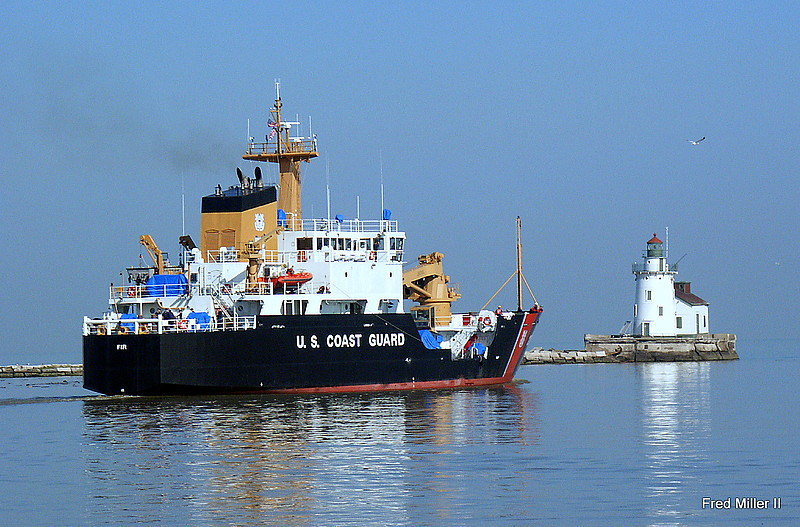 Cleveland west pierhead light
Cleveland west pierhead light with USCG FIR passing
Keywords: Cleveland;Lake Erie;Ohio;United States