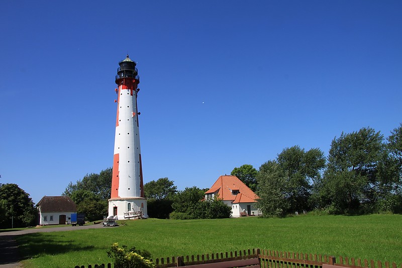 Pellworm Oberfeuer
Lighthouse painted red with one white horizontal band; iron tower, lantern, watch room, and galleries painted black. Now repainting in progress.
Keywords: Schleswig-Holstein;Wattenmeer;North sea;Pellworm;Germany