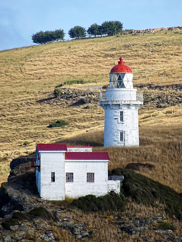 Taiaroa Head Lighthouse 
Taiaroa Head Lighthouse is the second oldest active lighthouse in New Zealand.
Keywords: New Zealand;South Island;Pacific Ocean