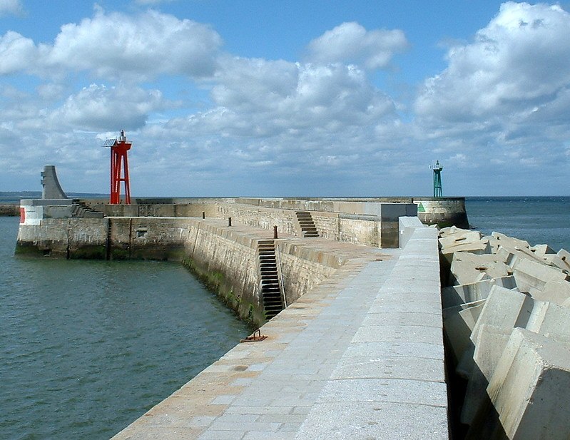 Normandy / Port-en-Bessin / East Breakwater (left) and West Breakwater Lights
Keywords: France;Normandy;English channel
