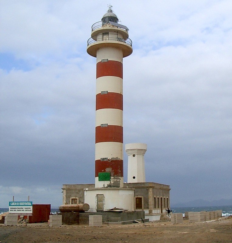  Fuerteventura / Toston lighthouse
AKA Punta de la Ballena
White tower is old lighthouse - 1950s (station established 1897). Inactive since about 1986. Approx. 15 m
Initial lighthouse of 1897 is seen between two towers - small lantern
Keywords: Spain;Canary islands;Fuerteventura