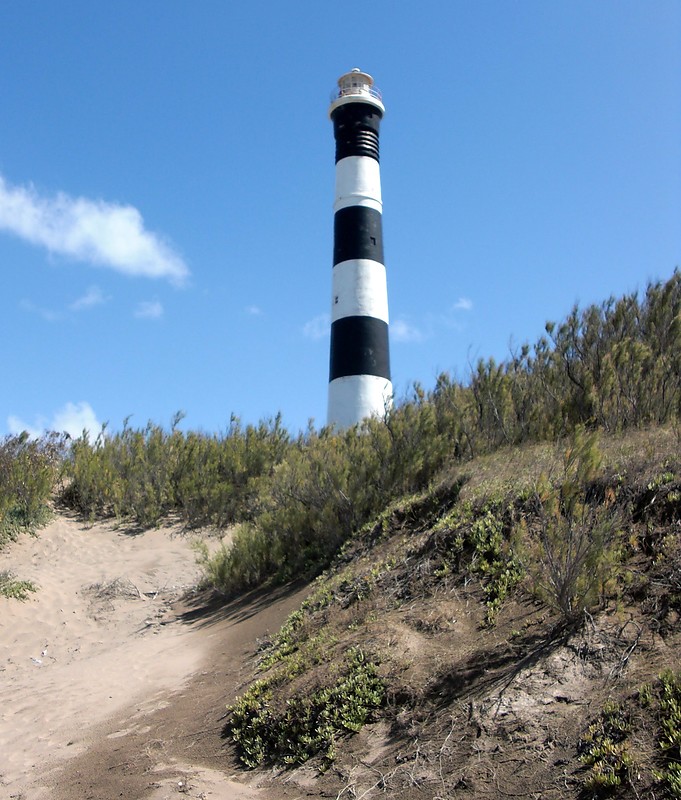 Claromeco lighthouse
Emergency light Fl(2+1)W 15s 11M
Keywords: Claromeco;Argentina;Atlantic Ocean