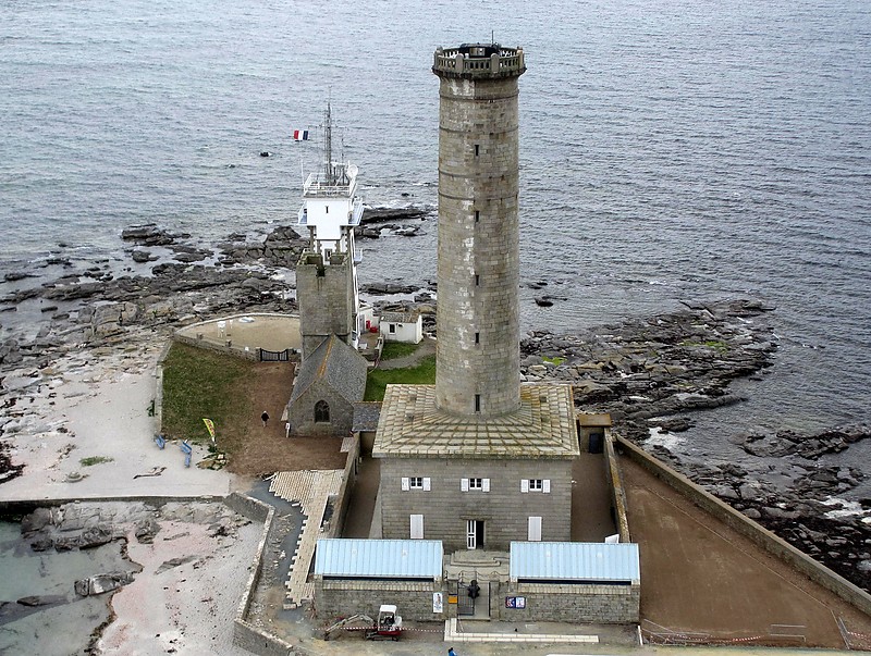 Pointe de Penmarc`h / left to right: Traffic Control Tower (white) & 2 Phare de Penmarc`h (1, old tower to traffic control) & 3 Phare de Penmarc`h (2)
Keywords: Penmarch;Bay of Biscay;France;Brittany;Vessel Traffic Service