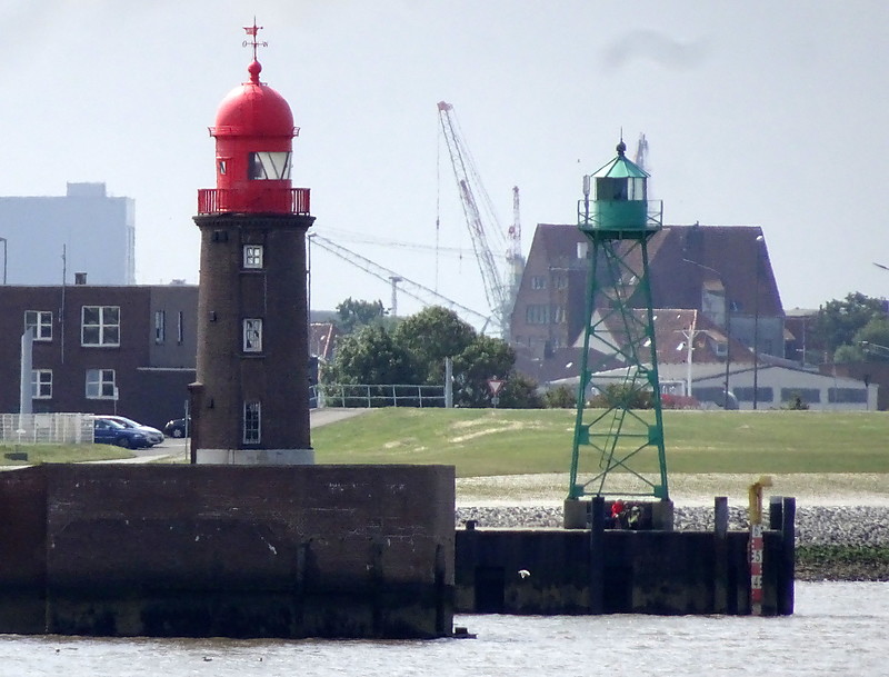 Bremerhaven / Geeste, Vorhafen, north and south mole lighthouses
North - red, South - green
Keywords: Germany;Bremerhaven;Weser
