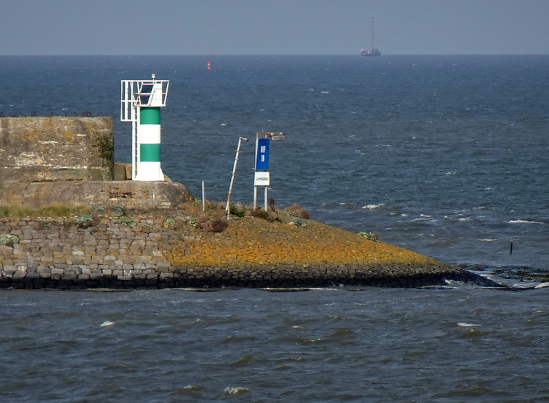 Kornwerderzand / Buitenhaven / W Mole Head light
Keywords: Netherlands;Waddenzee;Friesland