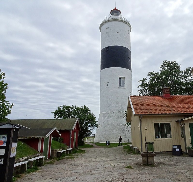Ölands Södra Udde lighthouse
AKA Länge Jan
Shown 24 hours 1/11-31/03. Floodlit
Keywords: Sweden;Baltic Sea;Oland