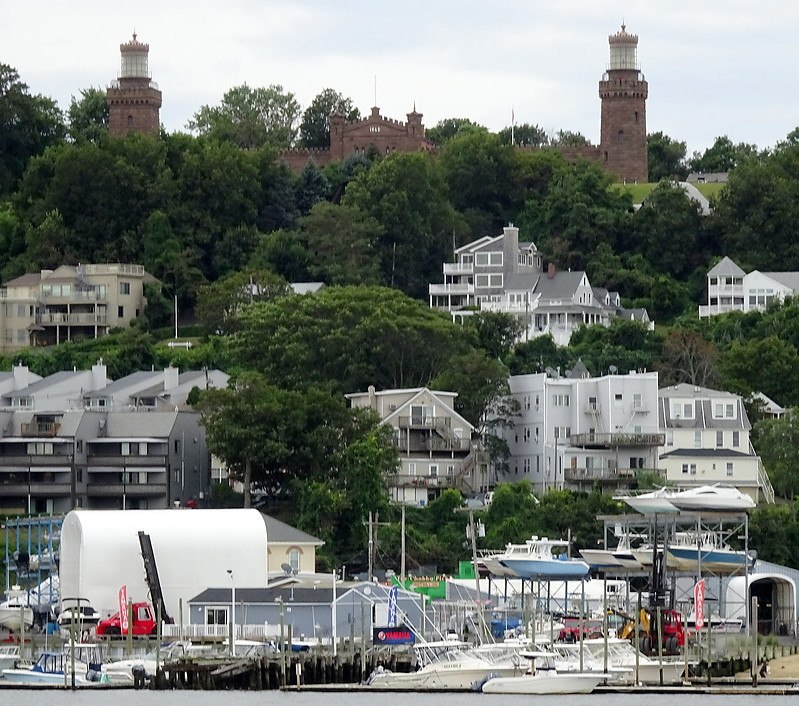 New Jersey / Navesink Twin Lighthouses
Left: South tower; Right: North tower

Keywords: New Jersey;United States;Highlands;Atlantic ocean;New York Bay