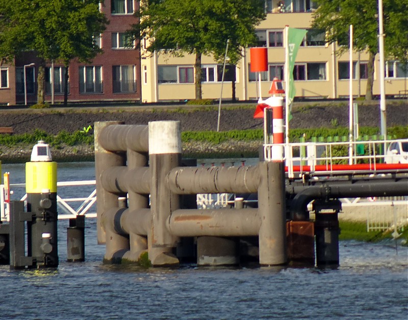 Nieuwe Maas / Nassaukade / Watertaxi light
Keywords: Netherlands;Rotterdam;Maas