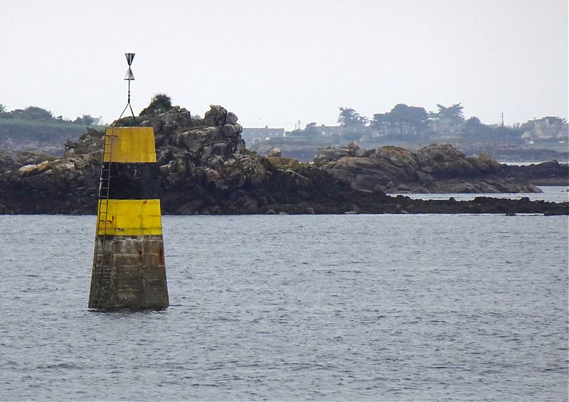 Brittany / Vieille de Loguivy beacon
Keywords: France;Brittany;English Channel;Offshore