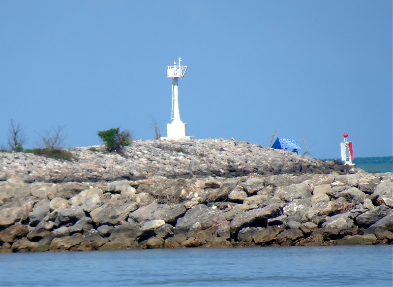 Southern Thailand / Chumpon / South Breakwater Light
Keywords: Thailand;Gulf of Thailand;Chumpon
