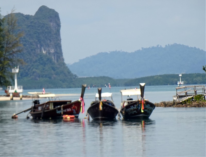 Southern Thailand / Ko Talibong lights No 2 (R) No 3 (L)
Keywords: Thailand;Andaman Islands;Andaman sea
