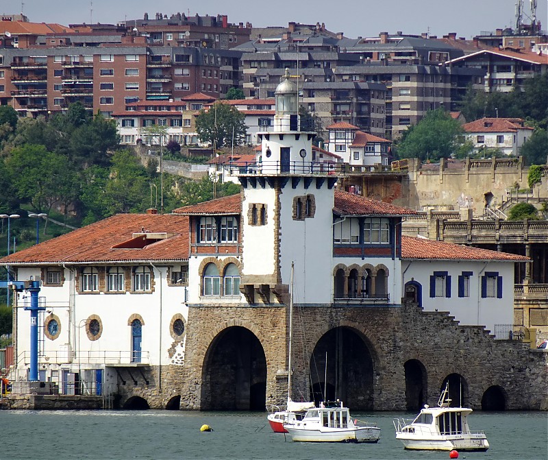 Bilbao / Getxo / Contradique de Algorta Arranque lighthouse
Keywords: Spain;Bay of Biscay;Basque Country;Bilbao