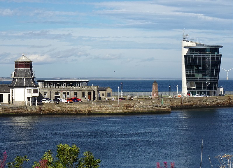 Aberdeen / old (L) and new (R) VTS Tower
Keywords: Scotland;Aberdeen;North Sea;United Kingdom;Vessel Traffic Service