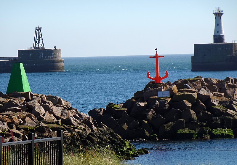 Peterhead Bay Harbour / Marina W Breakwater (L) + E Breakwater (R) lights
Keywords: Scotland;North Sea;Peterhead;United Kingdom