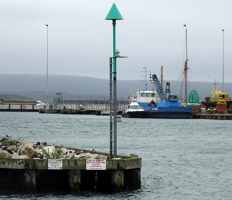 Poole / Holes Bay / Cobbs Quay Visiting Yacht Haven Breakwater N light
Keywords: United Kingdom;England;Poole;English channel