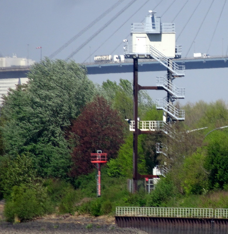 Hamburg / Grosser Kattwyk Ldg Lts Front (L) + Kattwyk Radar Station (R)
Keywords: Germany;Hamburg;Elbe