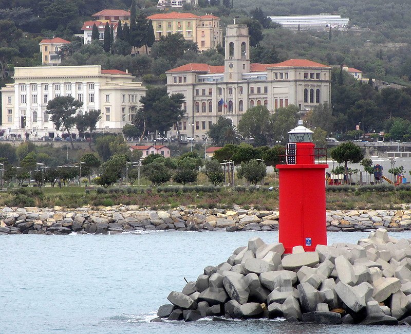 Oneglia / Nuovo Molo di Sottoflutto Lighthouse
Keywords: Italy;Mediterranean sea;Oneglia;Liguria
