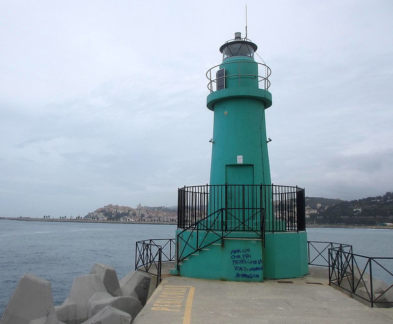 Oneglia / Mole Artiglio II? Lighthouse
Keywords: Italy;Mediterranean sea;Oneglia;Liguria
