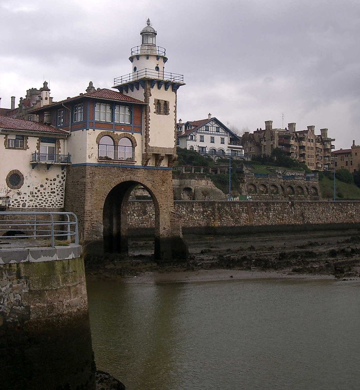 Bilbao / Getxo / Contradique de Algorta Arranque lighthouse
AKA Arriluze
Keywords: Basque Country;Spain;Bay of Biscay;Bilbao
