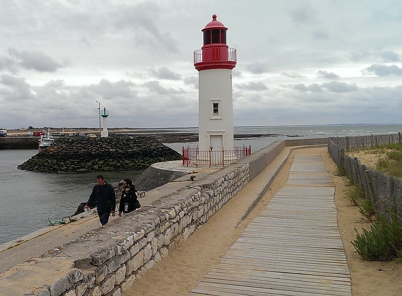 Port de La Cotinière / Grande Jetée Elbow lighthouse
Keywords: France;Charente-Maritime;Bay of Biscay;Ile d Oleron